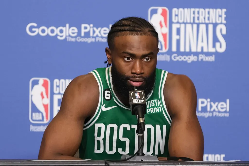 Jaylen Brown en rueda de prensa (GETTY IMAGES)