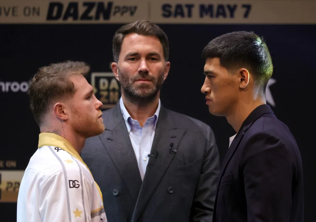 Eddie Hearn junto a Canelo Álvarez y Dmitry Bivol en 2022 (Getty Images)