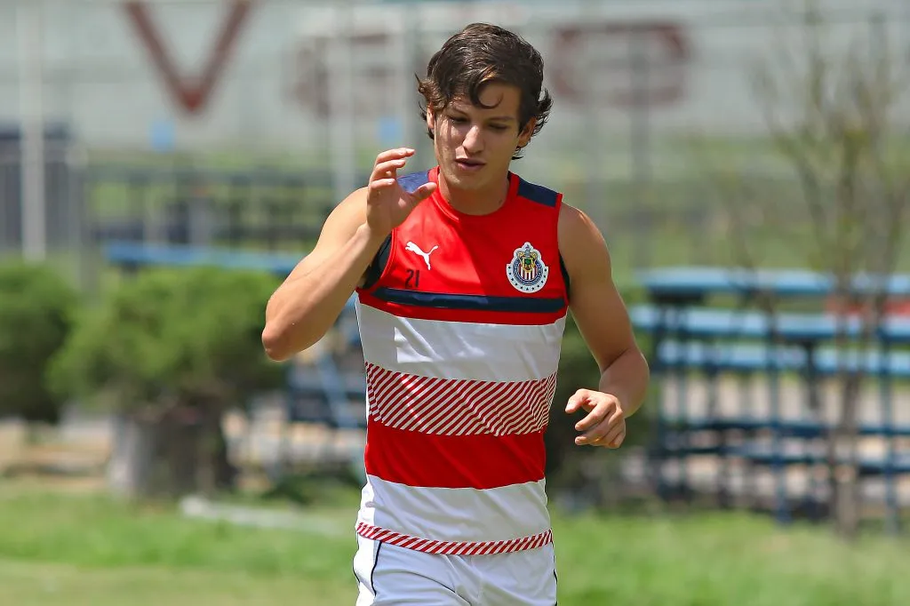 Carlos Fierro durante una de sus sesiones de entrenamiento con Chivas en 2017. (Imago7)