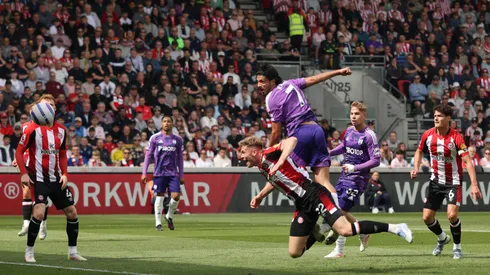 Raúl Jiménez anota ante Brentford