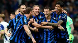 Jugadores de Inter de Milán celebran un gol por Serie A
