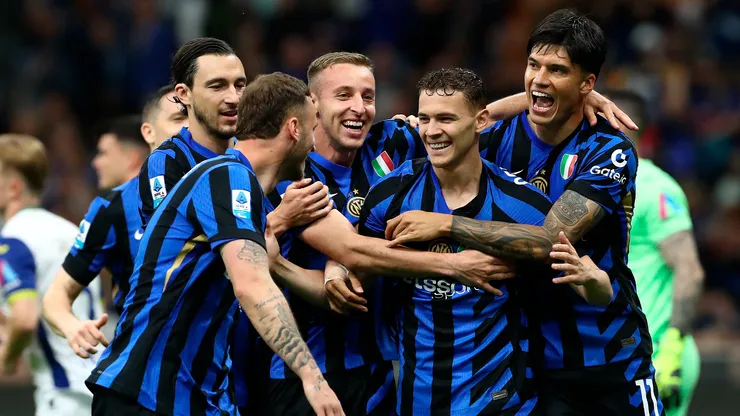 Jugadores de Inter de Milán celebran un gol por Serie A