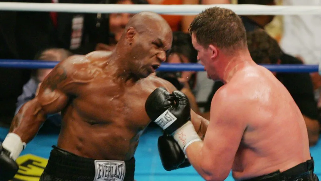 Mike Tyson noqueó a casi todos los rivales a los que les ganó en su carrera. (GETTY IMAGES)