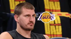 Nikola Jokic y el logo de los Lakers.