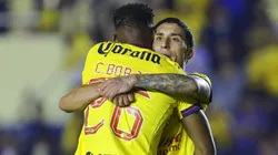 Álvaro Fidalgo se abraza con Cristian Borja tras el gol del colombiano.