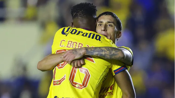 Álvaro Fidalgo se abraza con Cristian Borja tras el gol del colombiano.
