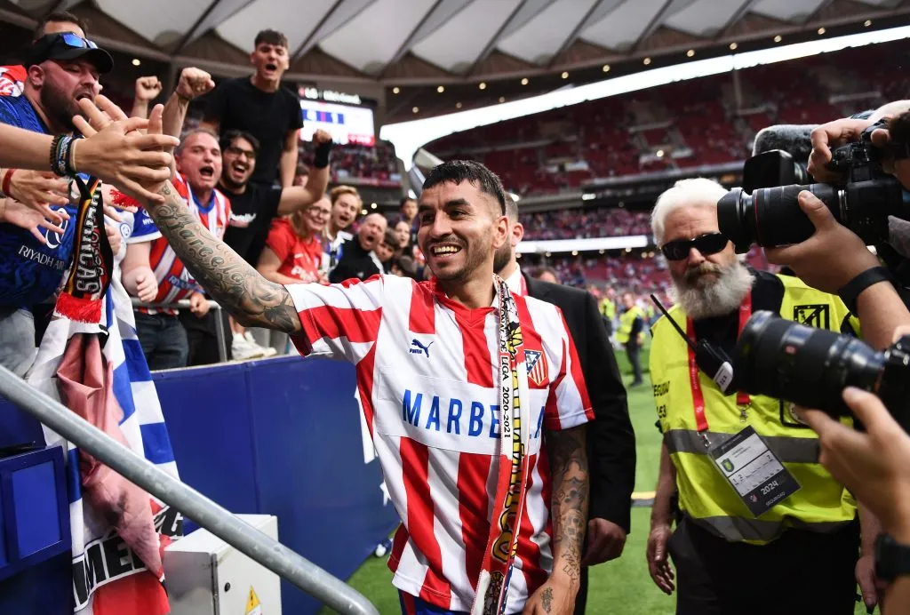 Ángel Correa despidiéndose de los aficionados del Atlético de Madrid (Getty Images)