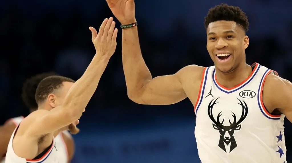 Stephen Curry y Giannis Antetokounmpo. (Foto: Getty Images)