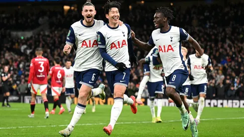 Los jugadores de los Spurs festejan en la victoria de Tottenham frente a Manchester United en la EFL Cup.