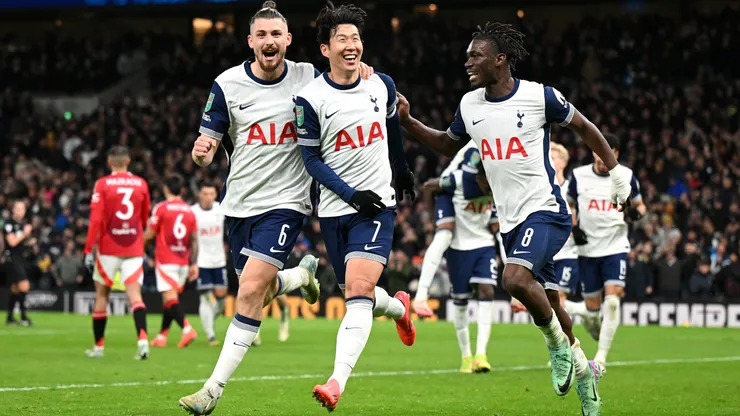 Los jugadores de los Spurs festejan en la victoria de Tottenham frente a Manchester United en la EFL Cup.