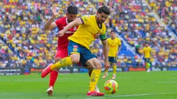 Henry Martin y Bruno Méndez disputan el balón en la victoria de América por 3-0 ante Toluca por la fecha 10 del Torneo Clausura 2025.