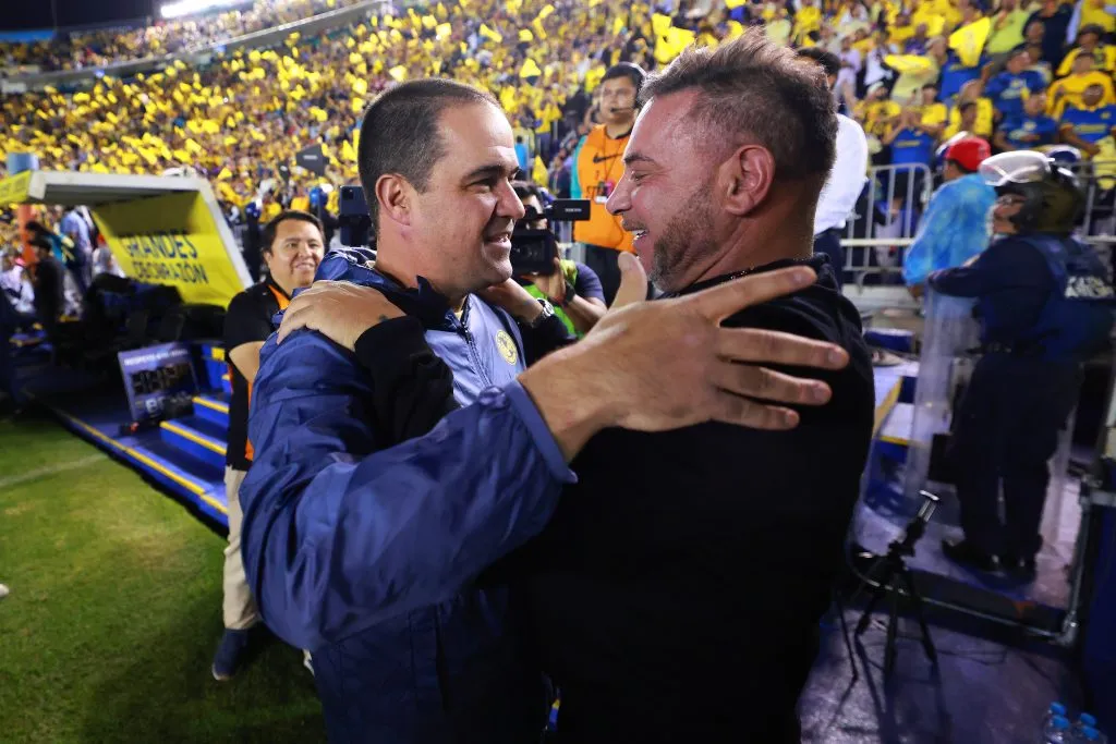 André Jardine y Antonio Mohamed saludándose (Getty Images)