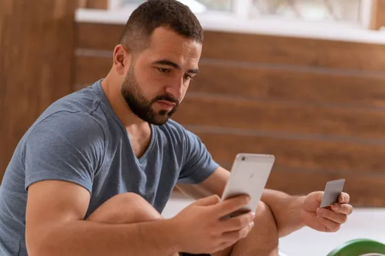 Jugador apostando con el código promocional Gana777