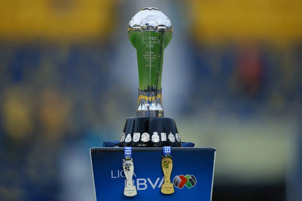 El trofeo de la Liga MX aguarda por Toluca o América [Foto: Getty]