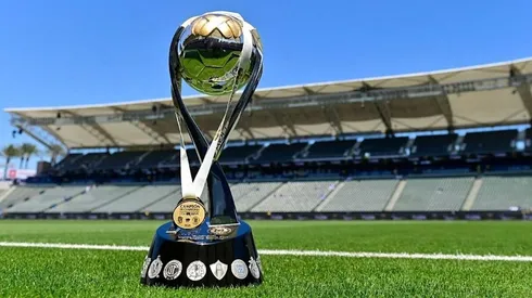 El trofeo de Campeón de Campeones de la Liga MX.