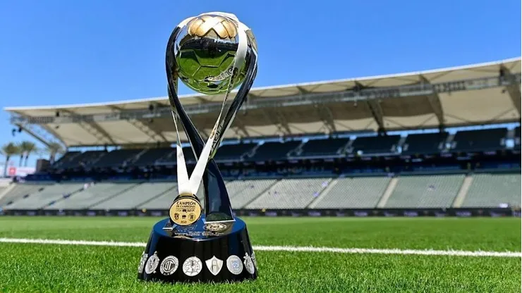 El trofeo de Campeón de Campeones de la Liga MX.