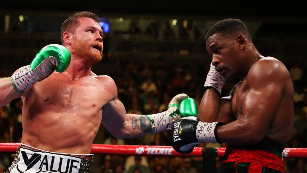 Canelo Álvarez y Daniel Jacobs se enfrentaron en 2019 en un combate que terminó quedando en manos del mexicano. (GETTY IMAGES)