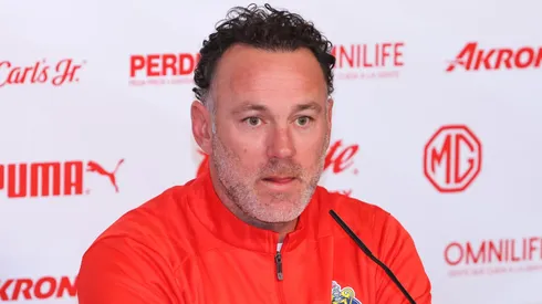 Milito brindó su primera conferencia de prensa como DT de Chivas en el Estadio Akron.