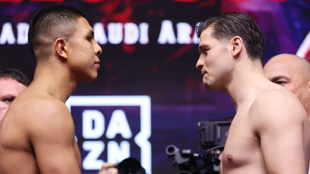 Jaime Munguia y Bruno Surace se enfrentaron el 3 de mayo en Arabia Saudita. (GETTY IMAGES)