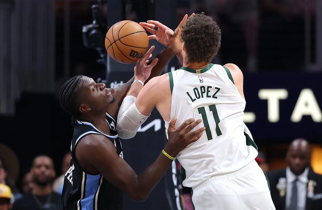 Clint Capela y Brook Lopez luchan por un balón (GETTY IMAGES)