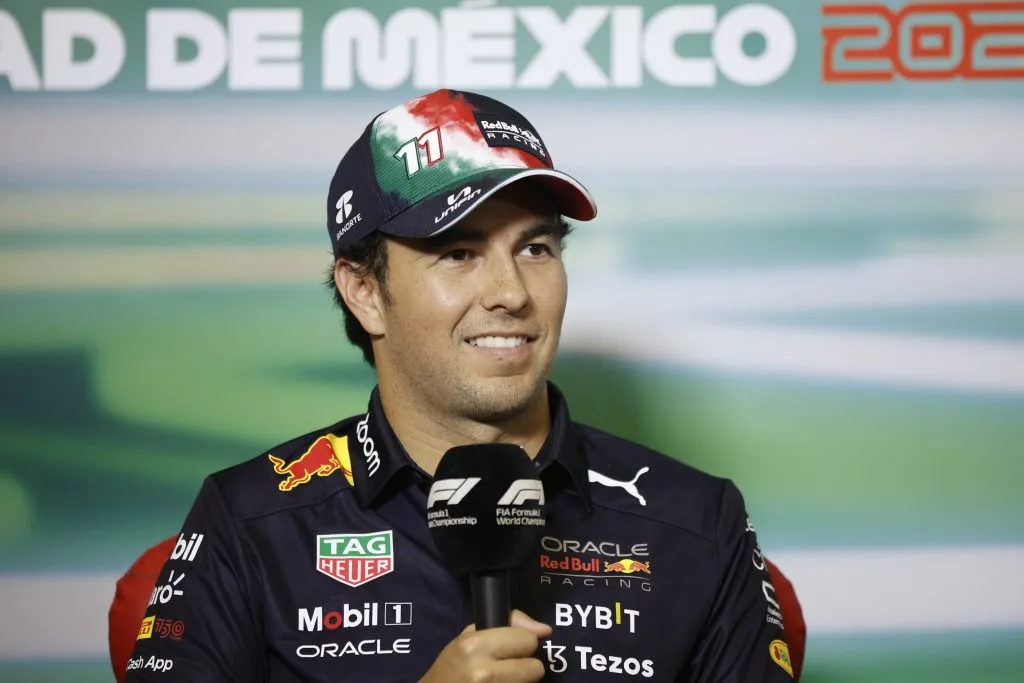 Checo Pérez en rueda de prensa (GETTY IMAGES)