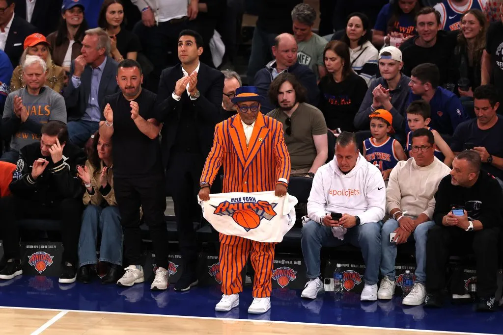 Aficionados de los Knicks a pie de pista en el Madison Square Garden (GETTY IMAGES)
