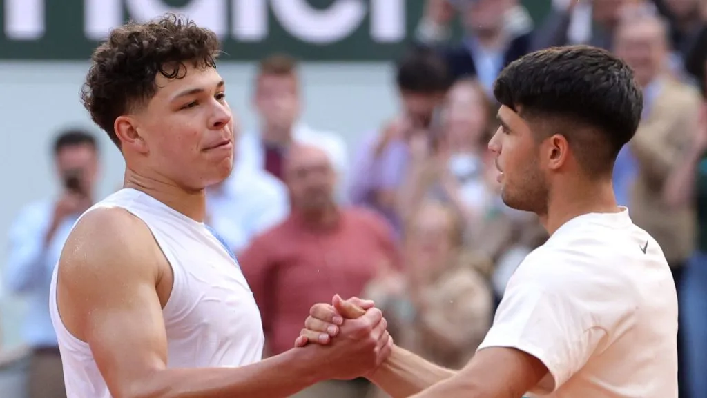 Ben Shelton y Carlos Alcaraz regalaron uno de los grandes partidos de Roland Garros. (GETTY IMAGES)