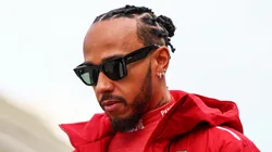 Lewis Hamilton con la indumentaria de Ferrari