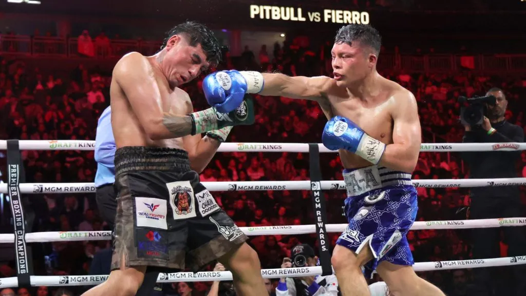 Ángel Fierro y Pitbull Cruz protagonizaron una de las peleas del año. (GETTY IMAGES)