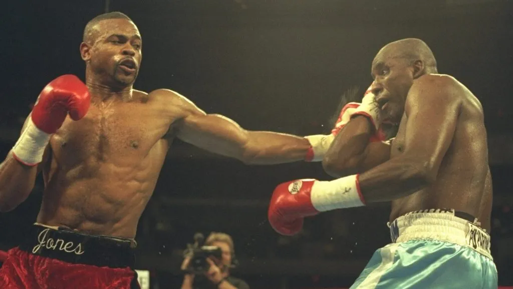 Mike McCallum tuvo un duelo inolvidable ante Roy Jones Jr. (GETTY IMAGES)