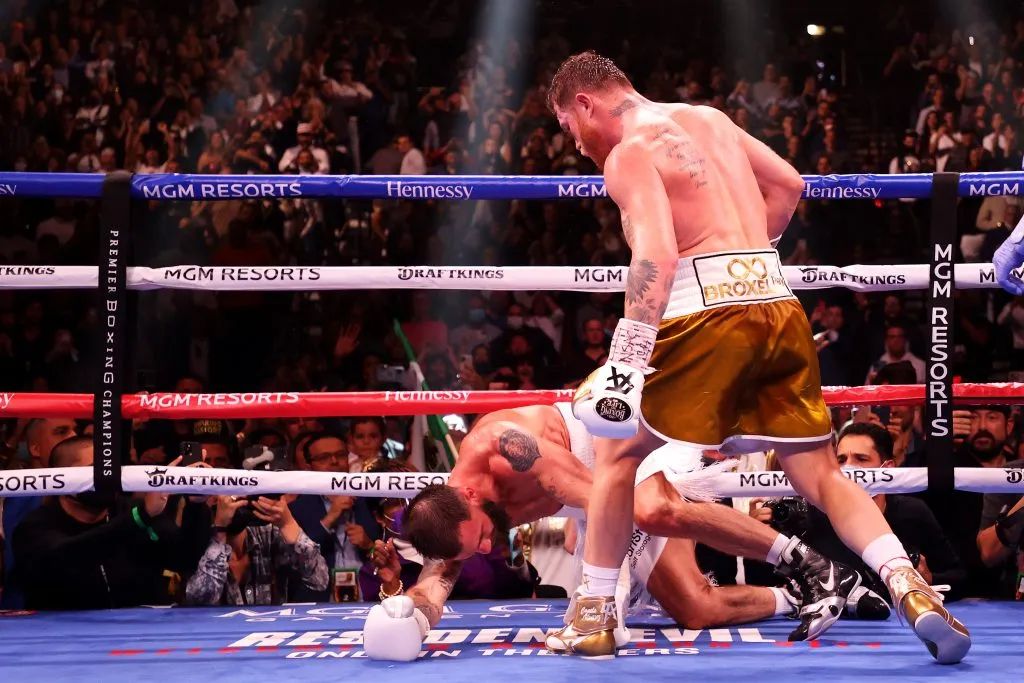 Canelo Álvarez en su combate con Caleb Plant (GETTY IMAGES)