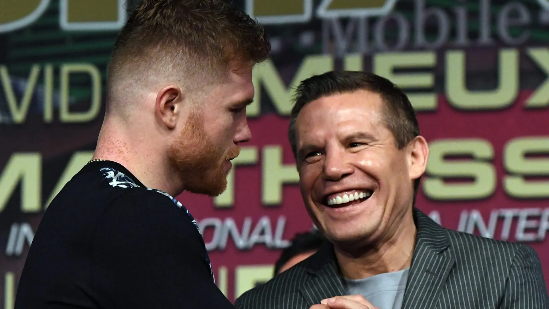 Canelo Álvarez junto a Julio César Chávez (GETTY IMAGES)