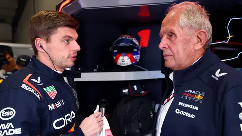 Max Verstappen y Helmut Marko en el box de Red Bull
