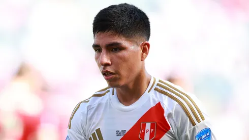 Piero Quispe con la playera de la Selección de Perú