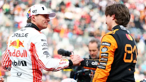 Max Verstappen saluda a Oscar Piastri