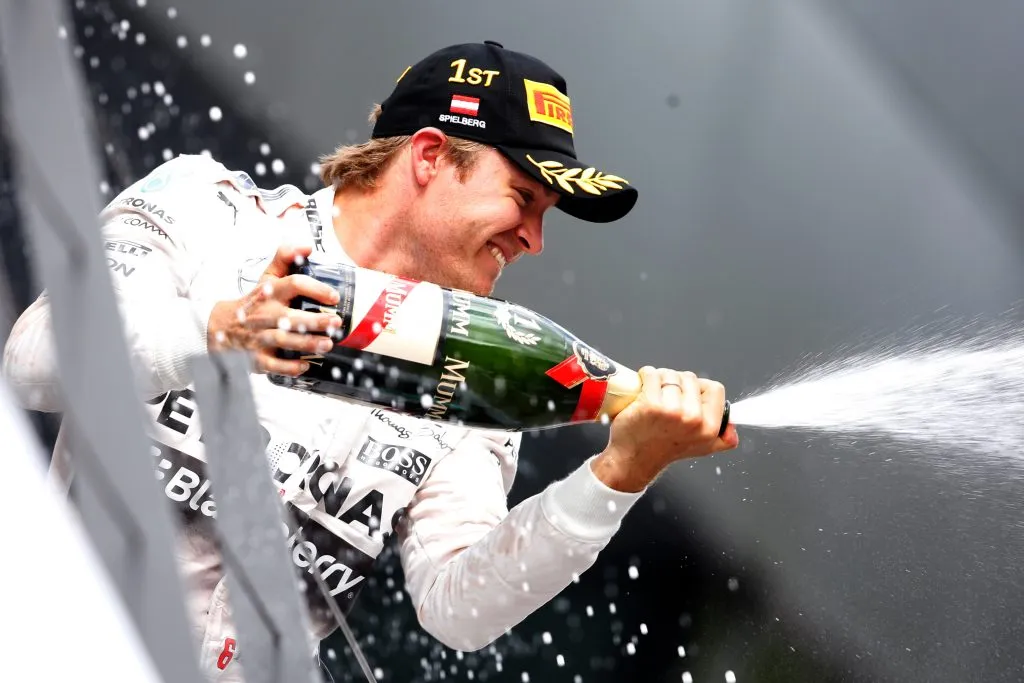 Nico Rosberg celebra un triunfo en el podio (GETTY IMAGES)