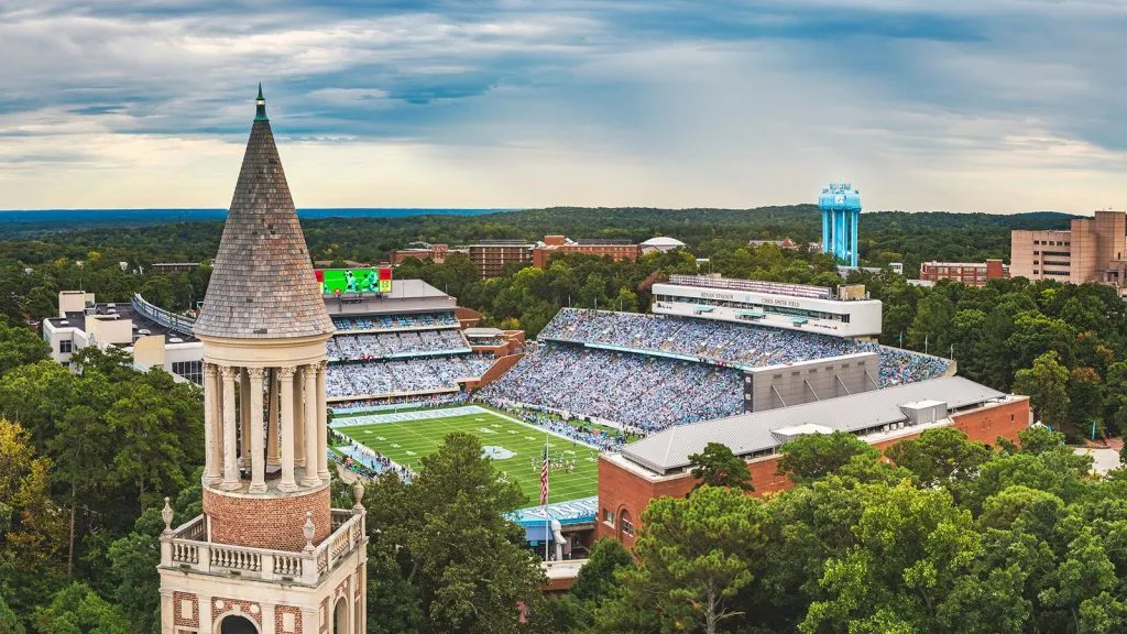 El Kenan Memorial Stadium, rodeado de bosque y usado para futbol americano.