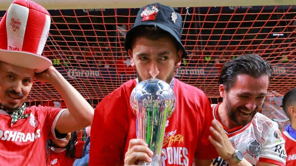 El goleador Paulinho y el trofeo del Clausura 2025.