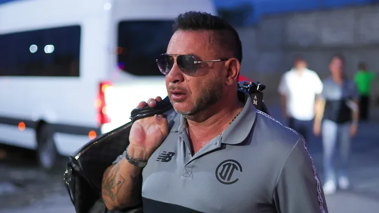 Antonio Mohamed, entrenador de Toluca, advierte a uno de sus jugadores