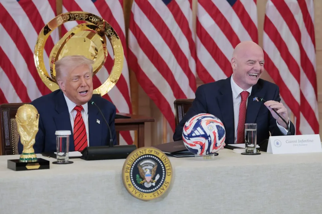 Hasta el momento, Donald Trump y Gianni Infantino trabajan en conjunto para albergar el Mundial 2026. [Foto: Getty Images]