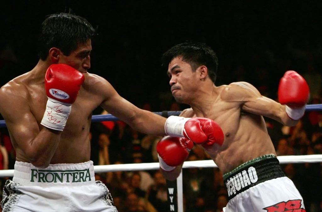 Erik Morales y Manny Pacquiao durante una pelea en 2006. [Foto: Getty Images]