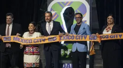 Una irrisoria situación se vivió al querer revelar un monumento del Mundial 2026