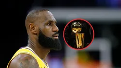 LeBron James y el trofeo Larry O'Brien.