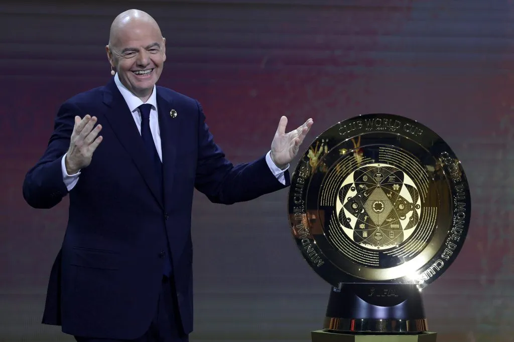 Gianni Infantino, presidente de FIFA y uno de los principales impulsores de la competencia, junto al trofeo del Mundial de Clubes 2025. (Getty Images)