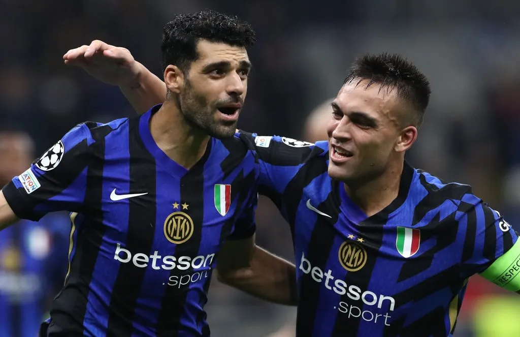 Mehdi Taremi celebra un gol junto a Lautaro Martínez (GETTY IMAGES)