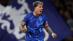 Enzo Fernández celebra con la playera de Chelsea