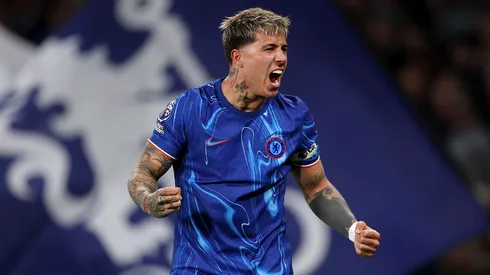 Enzo Fernández celebra con la playera de Chelsea