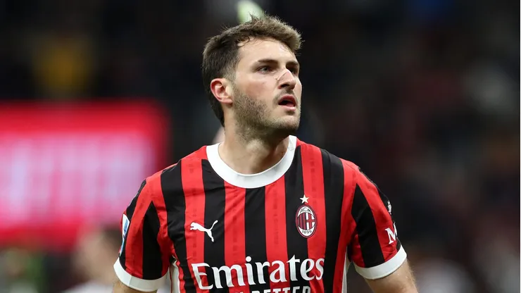 Santiago Giménez podría tener competencia en Milan de cara a la próxima temporada