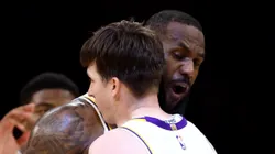 Austin Reaves y LeBron James.