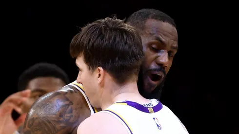 Austin Reaves y LeBron James.